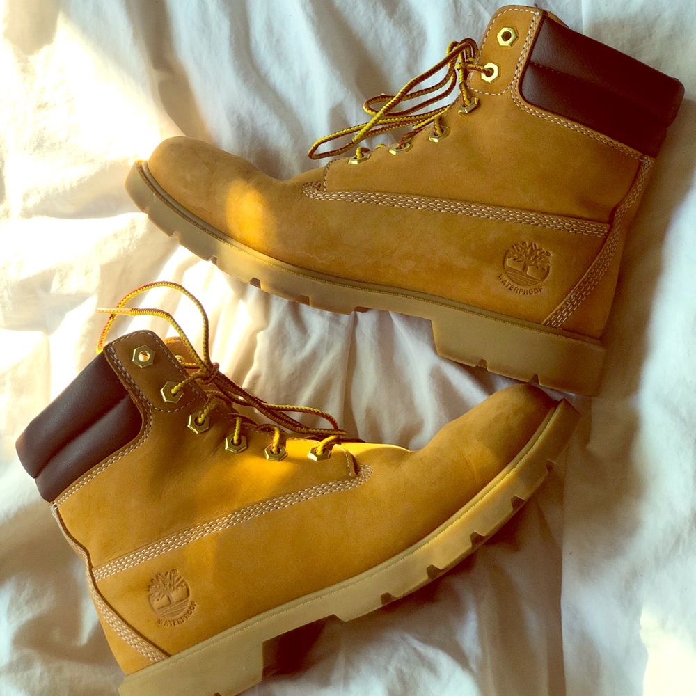 WOMENS 7.5 CLASSIC TAN TIMBERLANDS.